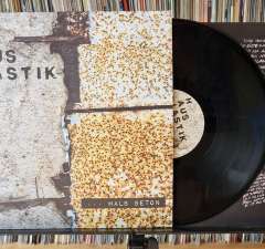 LP-halb-aus-plastik-halb-beton-03