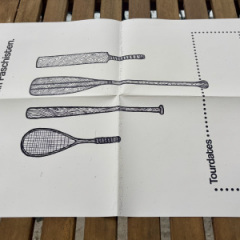 Tourplakat mit der grafischen Darstellung von vier Sportgeräten: Kanupaddel, Cricket-, Baseball- und Tennisschläger. Darüber steht "Diese Paddel paddeln Faschisten“, darunter steht „Tourdates“ vor einem leeren Feld. Der Hintergrund ist weiß, Text und Grafiken sind schwarz.