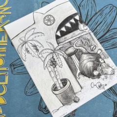 Die Rückseite des Mini-Zines Rattster Review Story ist zu sehen mit einem Ausschnitt der Illustration. Eine Ratte liegt vor einem Barhocker, hat eine verrutschte Sonnenbrille auf, die Augen sind geschlossen und die Zunge hängt heraus. davor liegt ein Cocktailglas.