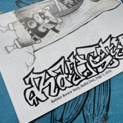 Die Frontseite des Mini-Zines Rattster Review Story ist zu sehen mit einem Ausschnitt der Illustration und dem Logo-Schriftzug „Rattster“.