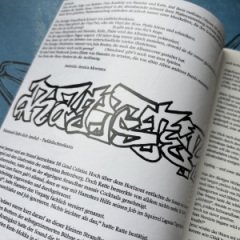 Die erste Seite des Mini-Zines Rattster Review Story ist zu sehen mit der Überschrift „Rattster“ in Grafitti-Buchstaben.