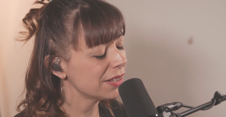 DINAH mit Acoustic Session für "Midnight Train" 1 DINAH - MIDNIGHT TRAIN - Acoustic Session