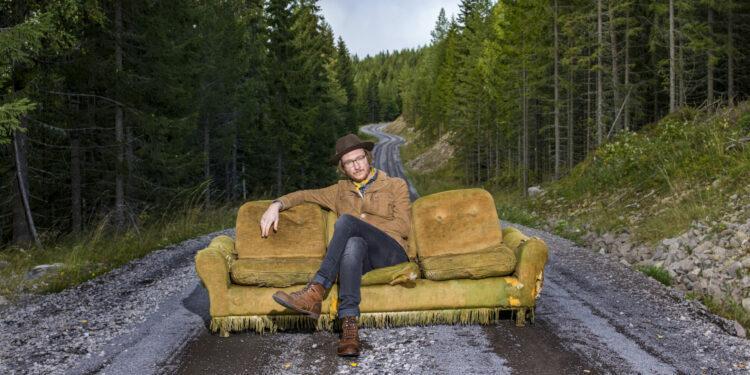 Video-Special: Adam Douglas ist auf Seelensuche – Vorab-Single „Build a Fire“ gibt erste Einblicke