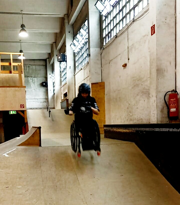 Benjamin beim Wheelchair Skating