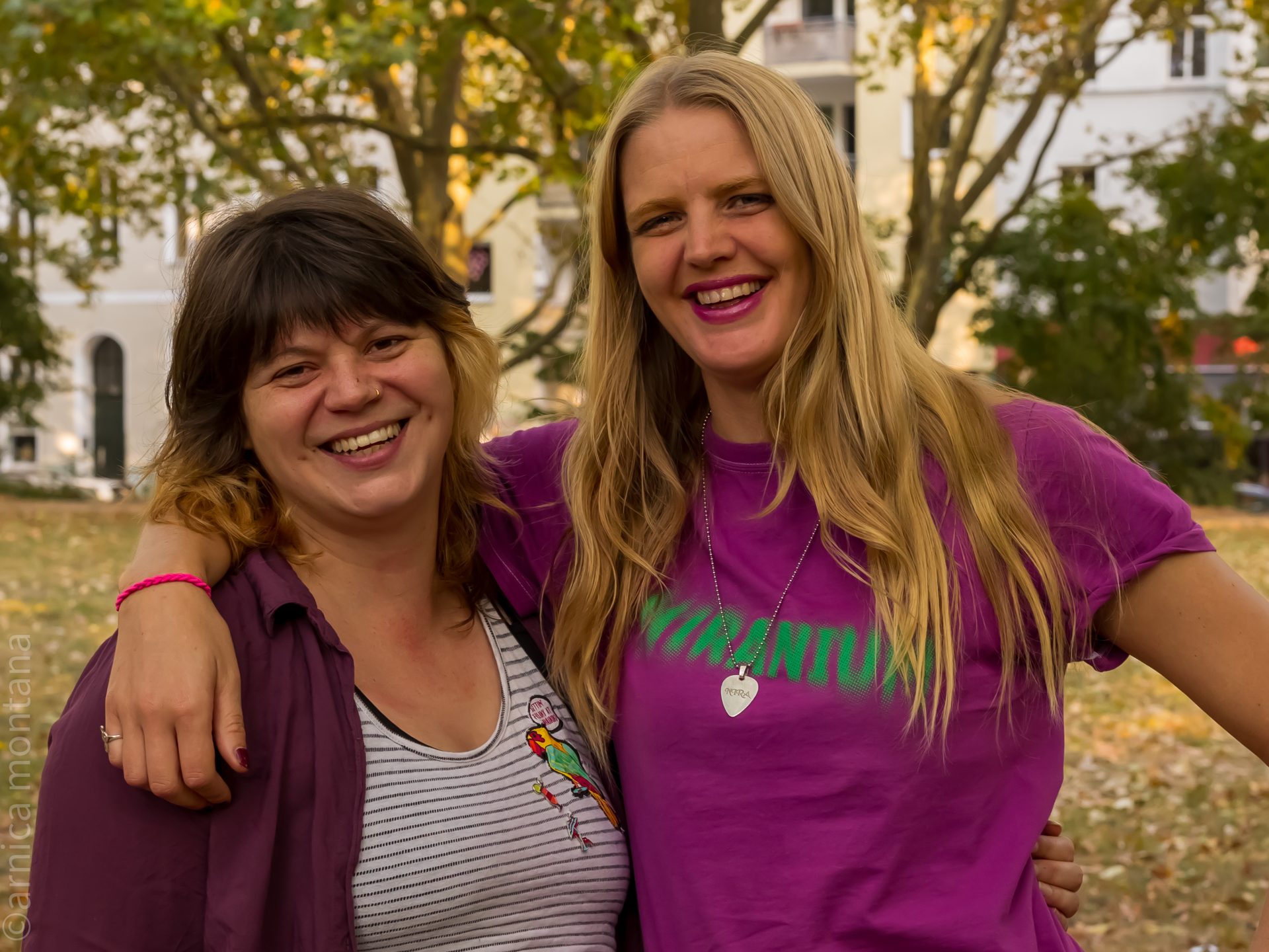 Auf dem Bild siehst du Nira und Caro im Park beim Interview