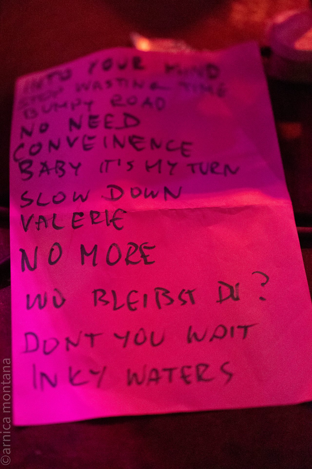 Auf dem Bild siehst du die Setlist von Bella and The Bizarre