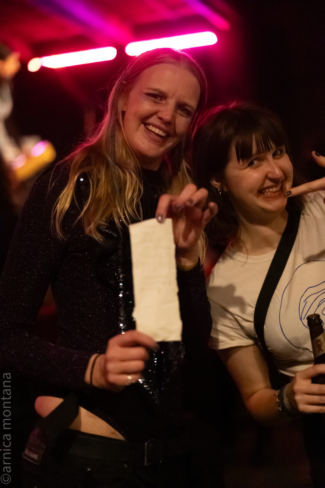 Auf dem Bild siehst du Nira und Sarah von Banana of Death mit der Setlist