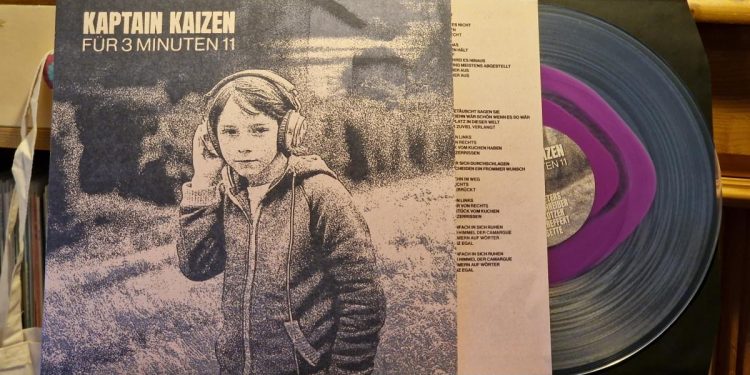 Auf dem Schwarz-weiß Bild sieht man einen Jungen mit Kopfhörern, es scheint ein Foto aus der Vergangenheit zu sein