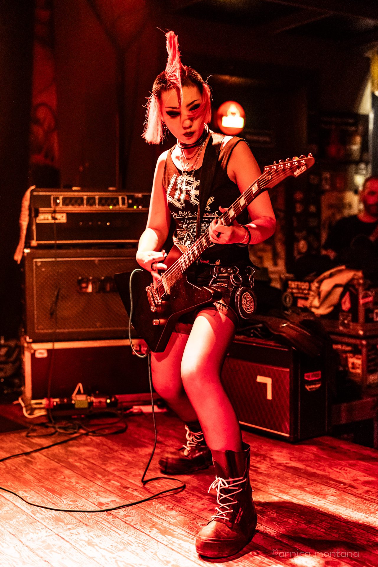Diversitiy Dive #11 - Pink Wonder, Prison of Hope, Dummy Toys 12 Eine Gitarristin mit rotem Iro ist zu sehen.