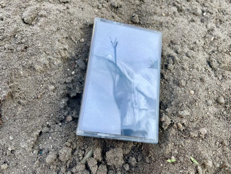 Das Tape von Nava Calma - The Full Weight Of Everything, liegt im Sand