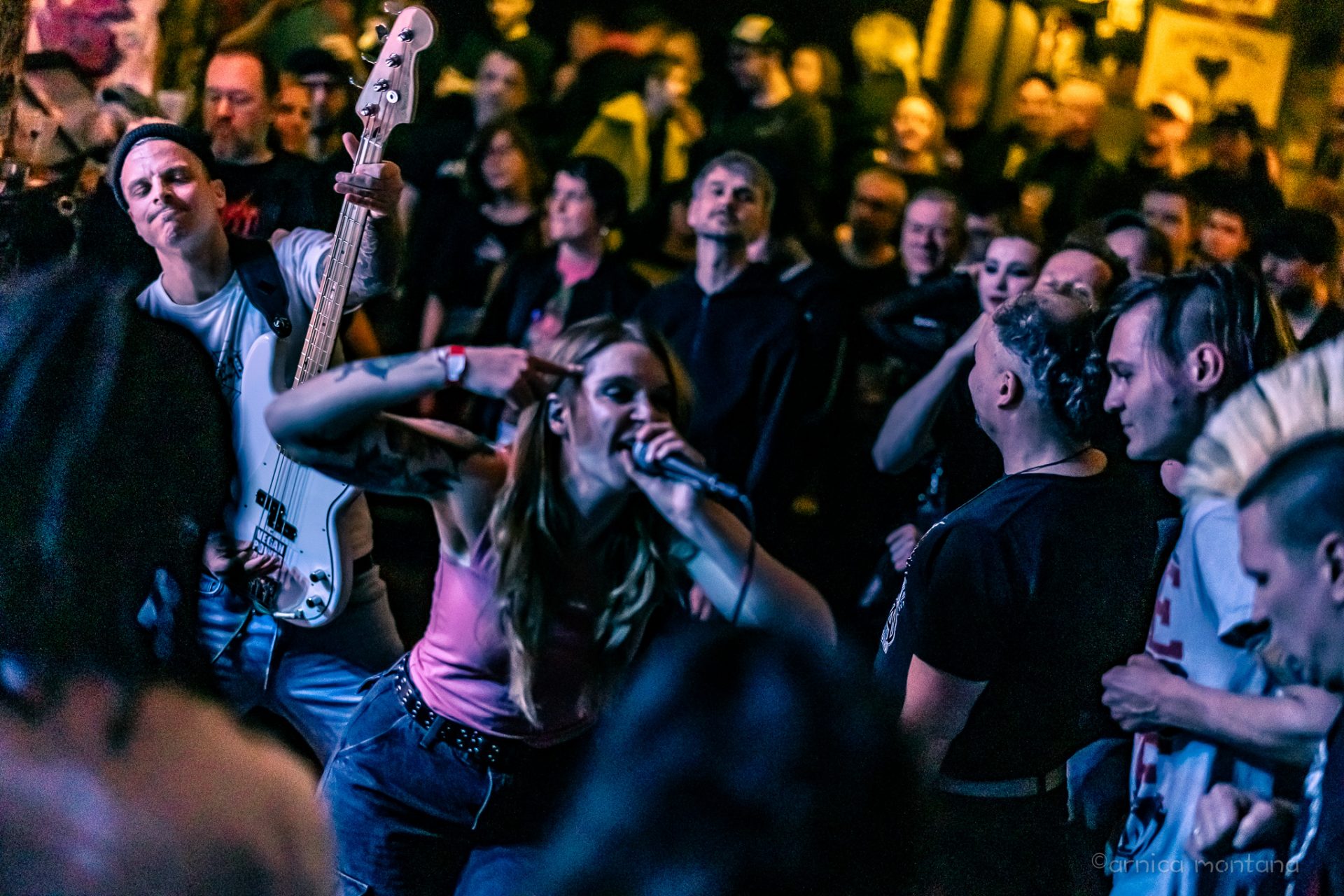 Diversitiy Dive #11 - Pink Wonder, Prison of Hope, Dummy Toys 9 Ein Bassist und eine Sängerin performen im Publikum.
