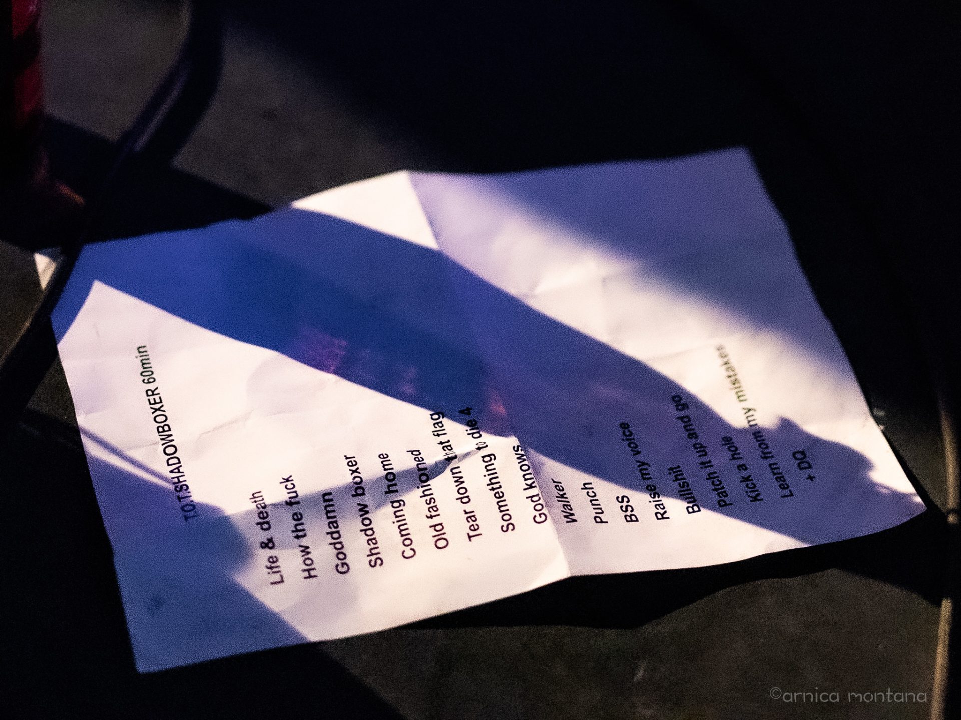 The Sensitives & WHAT With Higheels AganisT 16 Das Bild zeigt die Setlist auf dem Bühnenboden, die von der Seite aus fotografiert wurde.