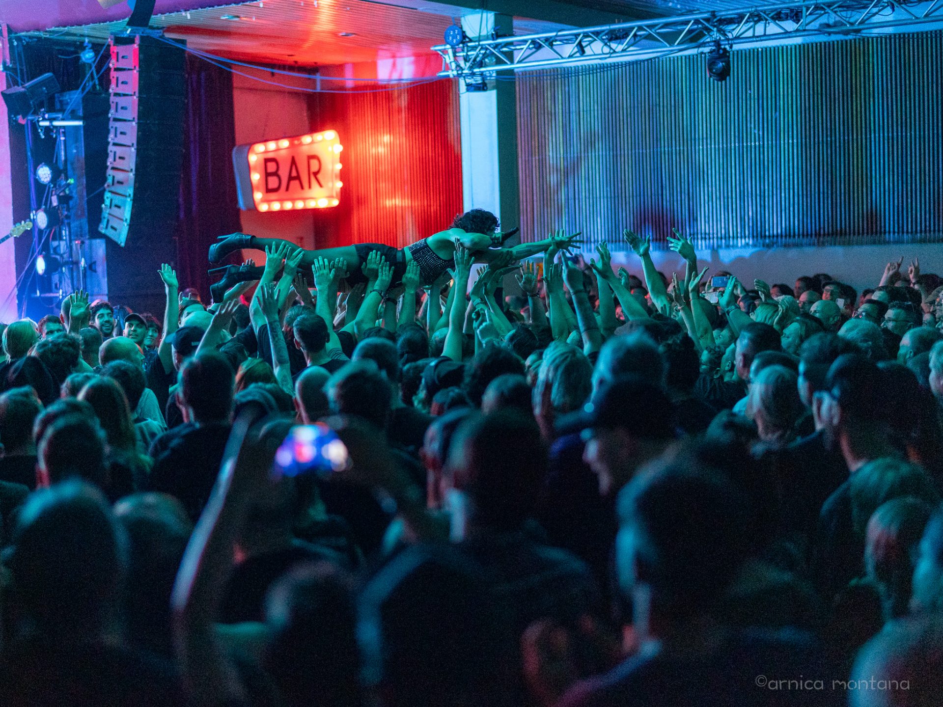 Diversity Dive #13 - The Baboon Show - 20th Anniversary Party! 12 Cecilia beim Crowd Surfing in grünes , blaues und rotes Licht von der Bar getaucht