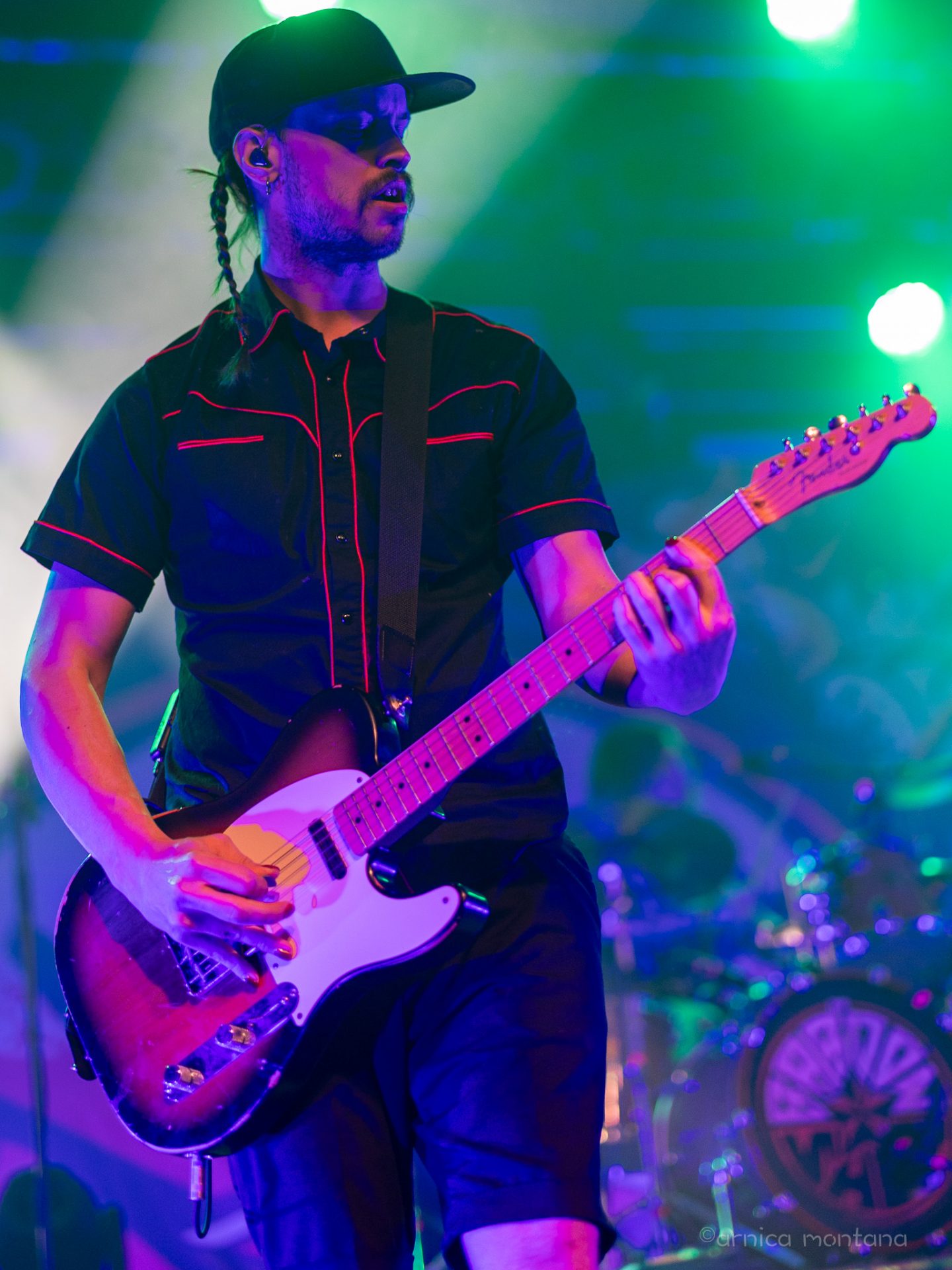 Diversity Dive #13 - The Baboon Show - 20th Anniversary Party! 10 Gitarrist Simon spielt in grünes und Pinkes Licht getaucht Gitarre