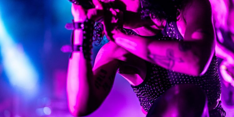 Diversity Dive #13 - The Baboon Show - 20th Anniversary Party! 1 Nahaufnahme von Cecilia in leuchtenden Lichtfarben von pink unfd blau