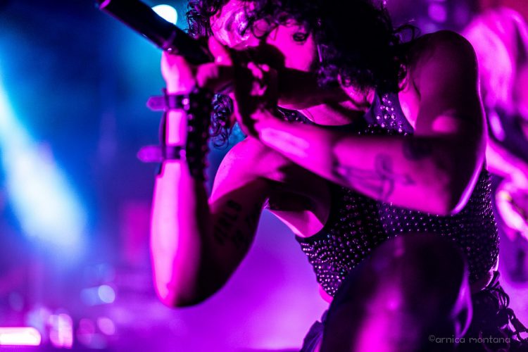 Nahaufnahme von Cecilia in leuchtenden Lichtfarben von pink unfd blau