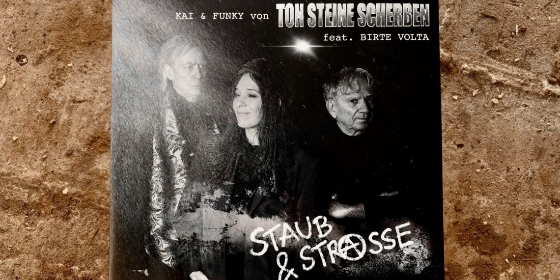 Das Bild zeigt ein Plattencover mit einer. schwarzweiß Fotografie. Darauf sind zwei Männer und eine Frau zu sehen. Das Bild wird durch stilisierte staubige Strahlen auf der rechten Seite unscharf gemacht. Der Titel lautet: Kai & Funky (Ton Steine Scherben), Birte Volta. Der Hintergrund besteht aus einer staubigen, sandigen Bodenfläche, eventuell einer Straße.