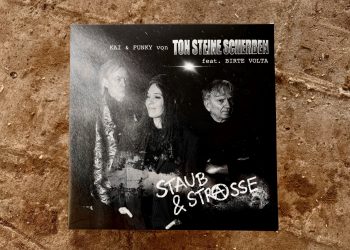 Das Bild zeigt ein Plattencover mit einer. schwarzweiß Fotografie. Darauf sind zwei Männer und eine Frau zu sehen. Das Bild wird durch stilisierte staubige Strahlen auf der rechten Seite unscharf gemacht. Der Titel lautet: Kai & Funky (Ton Steine Scherben), Birte Volta. Der Hintergrund besteht aus einer staubigen, sandigen Bodenfläche, eventuell einer Straße.