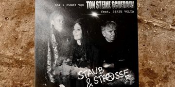 Das Bild zeigt ein Plattencover mit einer. schwarzweiß Fotografie. Darauf sind zwei Männer und eine Frau zu sehen. Das Bild wird durch stilisierte staubige Strahlen auf der rechten Seite unscharf gemacht. Der Titel lautet: Kai & Funky (Ton Steine Scherben), Birte Volta. Der Hintergrund besteht aus einer staubigen, sandigen Bodenfläche, eventuell einer Straße.
