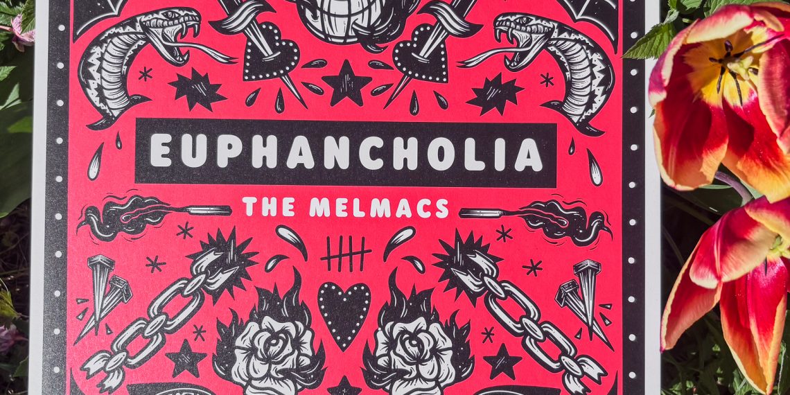 Ein Musikalbum wird neben Blumen und Grünpflanzen präsentiert, Es ist rot und zeigt schwarz-weiße Illustrationen.