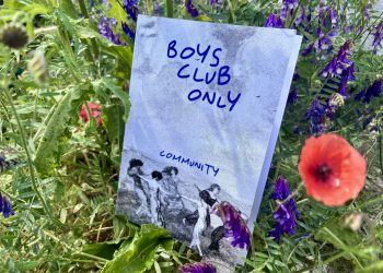 Ein Zine mit einem schwarz-weiß Bild von im Kreis tanzenden, einander an den Händen fassenden Frauen. Darüber die blaue Überschrifzt Boys Club Only und die Unterüberschrift Community.