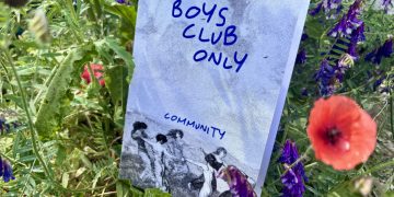 Ein Zine mit einem schwarz-weiß Bild von im Kreis tanzenden, einander an den Händen fassenden Frauen. Darüber die blaue Überschrifzt Boys Club Only und die Unterüberschrift Community.