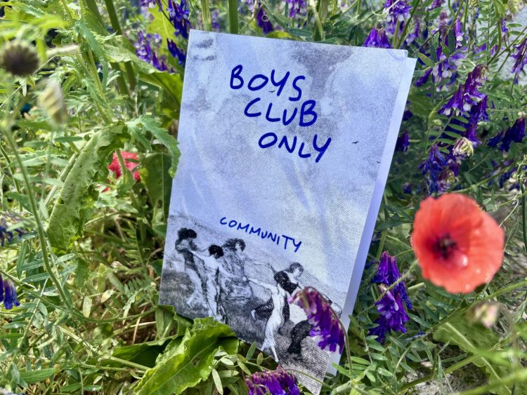 Diversity Dive #18 - Boys Club Only Fanzine #3 1 Ein Zine mit einem schwarz-weiß Bild von im Kreis tanzenden, einander an den Händen fassenden Frauen. Darüber die blaue Überschrifzt Boys Club Only und die Unterüberschrift Community.