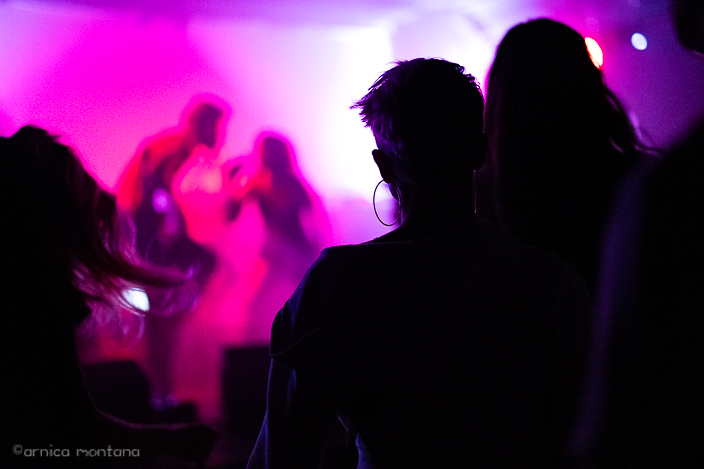 Diversity Dive #17 – LA SÉCURITÉ + STÄDTISCHE MANIEREN 21 Konzertfotos einer Action geladenen Bühnenshow