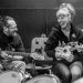 MusInclusion #34 - Band Workshop und so viele weitere coole Dinge! 5 Zwei Personen mit Musikinstrumenten, eine Ukulele und eine Gitarre; sitzen zusammen und lachen.