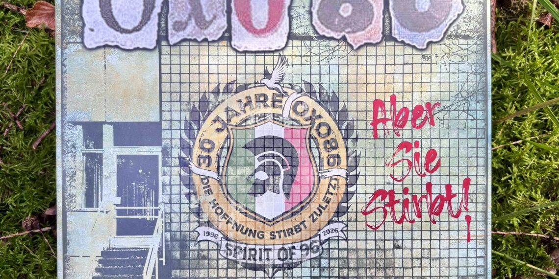 Das Albumcover zeigt die Schrift Oxo86, einen grünlich gekachelten Eingangsbereich sowie ein rundes Logo.