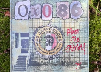 Das Albumcover zeigt die Schrift Oxo86, einen grünlich gekachelten Eingangsbereich sowie ein rundes Logo.