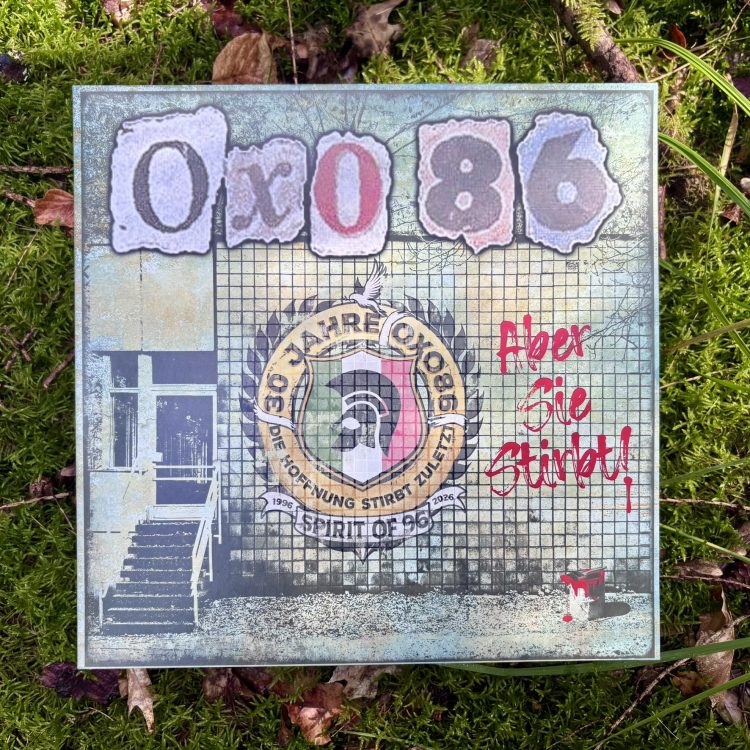 Das Albumcover zeigt die Schrift Oxo86, einen grünlich gekachelten Eingangsbereich sowie ein rundes Logo.