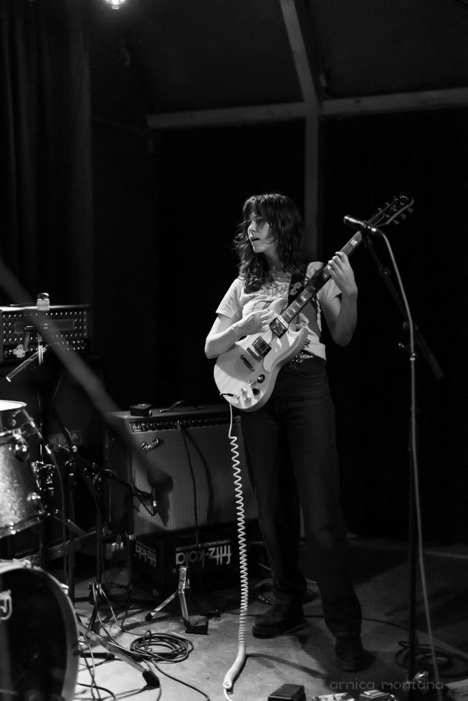 MusInclusion #35 meets Diversity Dive #19 - Niranium Festival 4 Eine Person steht auf der Bühne mit einer Gitarre und spielt ins ich gekehrt