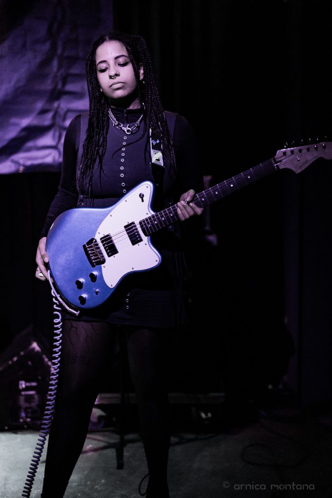 MusInclusion #35 meets Diversity Dive #19 - Niranium Festival 15 Eine Person spielt mit geschlossenen Augen Gitarre auf der Bühne
