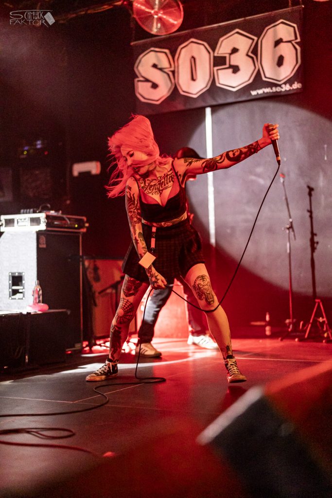 Interview mit Gero / Female Fronted is not a Genre Festival 2026 15 Unter dem Schriftzug SO36 macht eine Person mit einem Mikrofon und er Hand einen wilden Sprung mit zerzaustem Haar