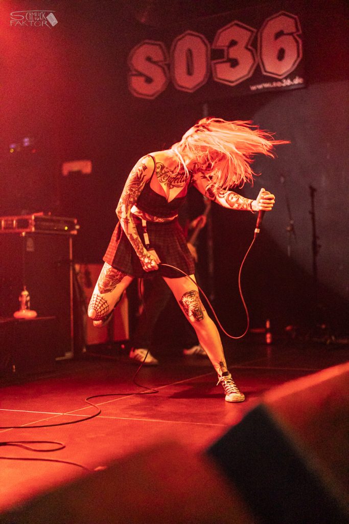 Interview mit Gero / Female Fronted is not a Genre Festival 2026 13 Unter dem Schriftzug SO36 macht eine Person mit einem Mikrofon und er Hand einen wilden Sprung mit zerzaustem Haar