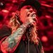 Interview mit Gero / Female Fronted is not a Genre Festival 2026 3 Eine Person sing in ein Mikrophon, ihr Arm ist tätowiert und sie trägt eine Baseball Cap