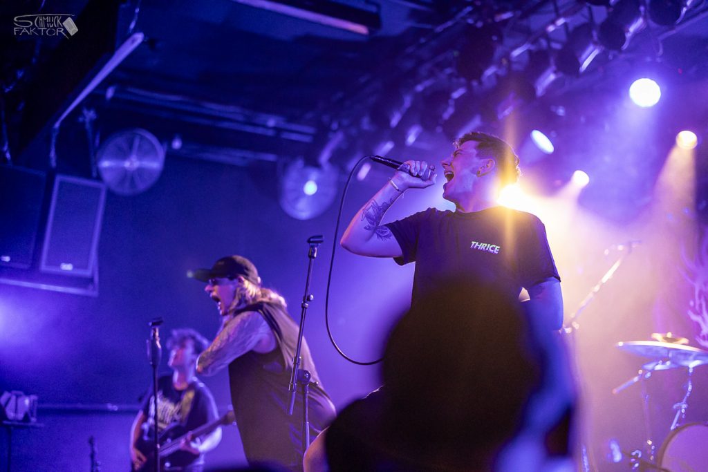 Interview mit Gero / Female Fronted is not a Genre Festival 2026 8 zwei Sängerinnen und eine Gitarristin sind im vollen Eifer auf der Bühne zu sehen