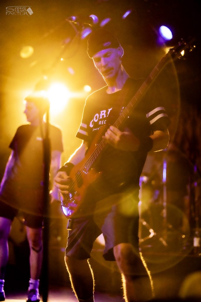 Interview mit Gero / Female Fronted is not a Genre Festival 2026 5 Ein Gitarrist und eine Sängerin stehen auf der Bühne in violett-gelbem Licht, ein Bokeh-Effekt ist im Bild zu sehen