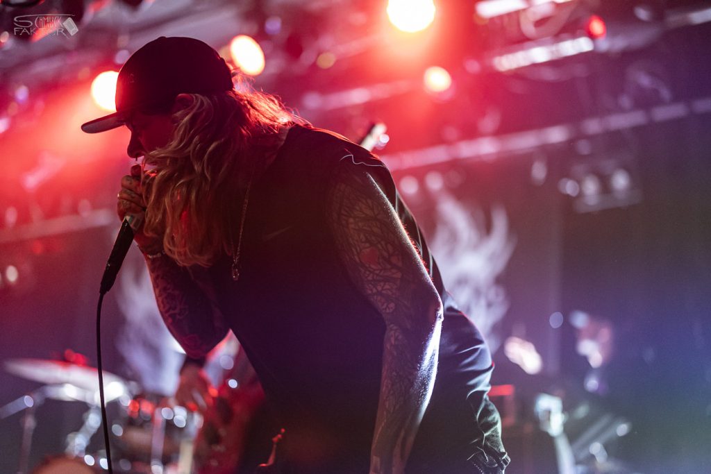 Interview mit Gero / Female Fronted is not a Genre Festival 2026 4 Eine Sängerin mit Mikrofon steht auf der Bühne, die in rötlichem Licht strahlt
