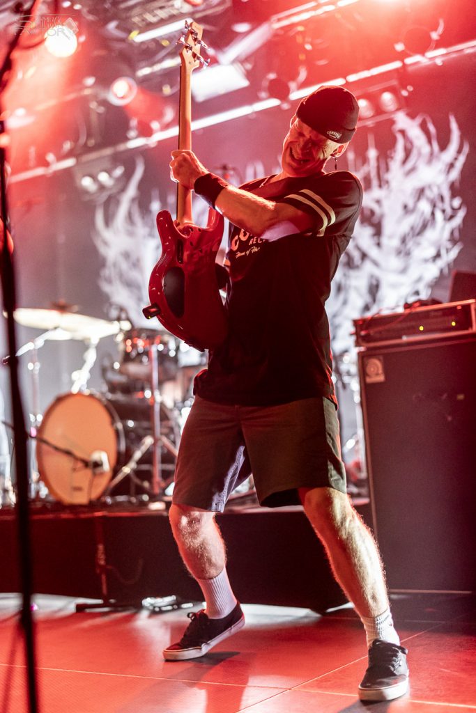 Interview mit Gero / Female Fronted is not a Genre Festival 2026 3 Ein Gitarrist spielt leidenschaftlich und mit verzerrtem Gesicht auf der Bühne vor einem Schlagzeug