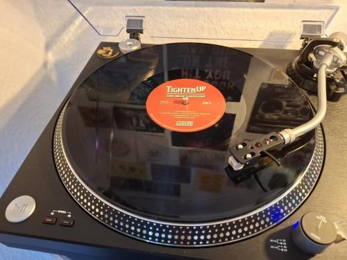 Arte Bella & The Fellas / Tighten Up - Split LP