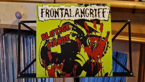 LP-frontalangriff-blutige-haende-01