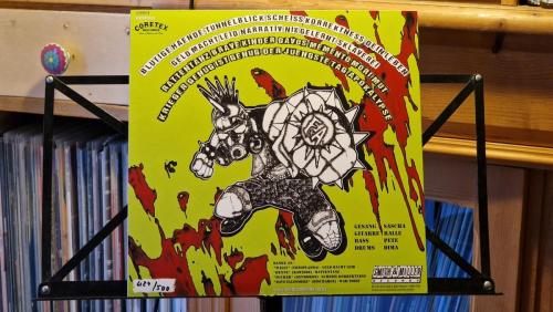 LP-frontalangriff-blutige-haende-02