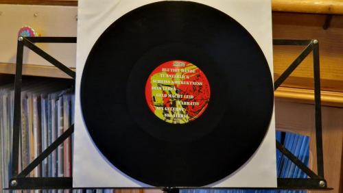 LP-frontalangriff-blutige-haende-03