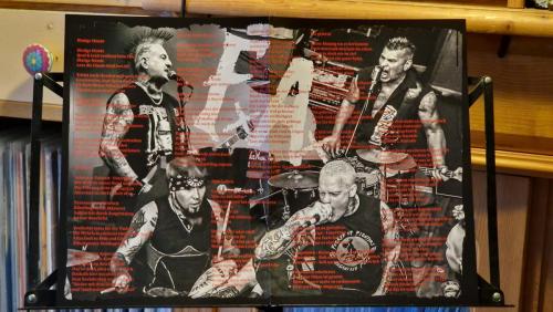 LP-frontalangriff-blutige-haende-04